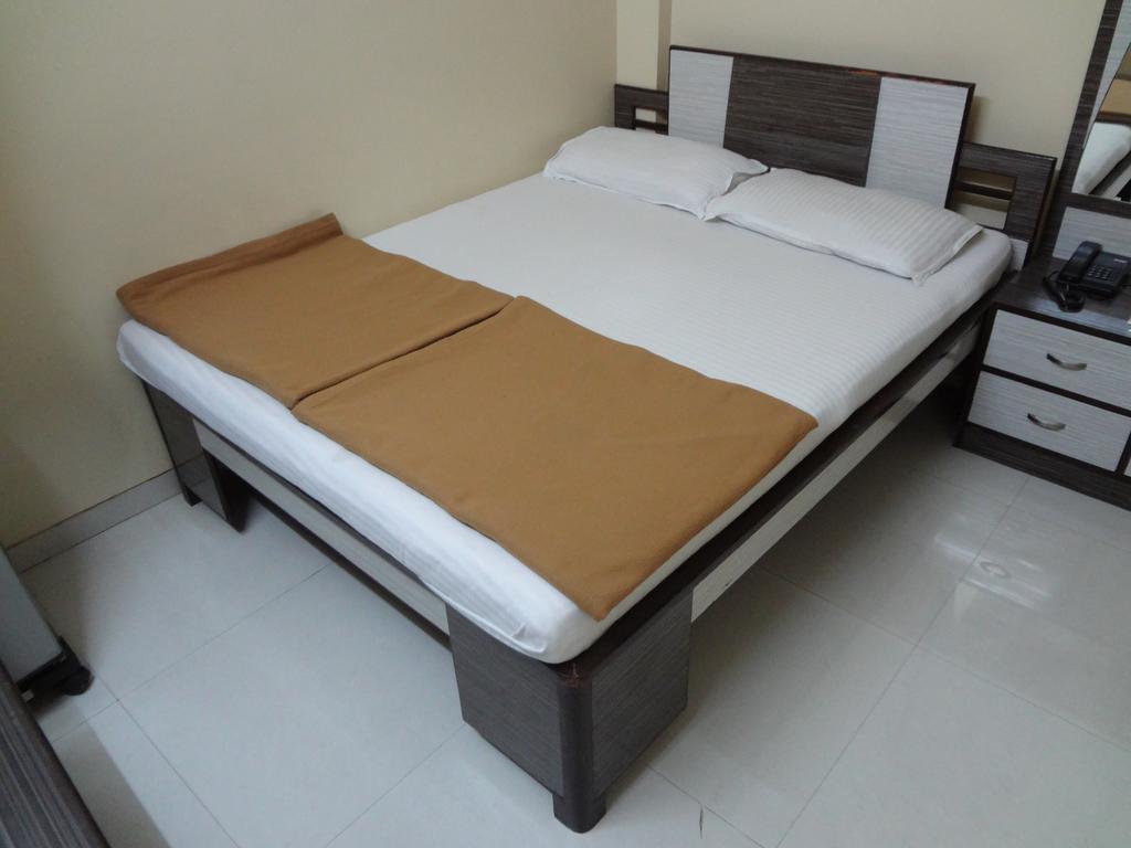 Hotel Broadway Colaba Mumbai Szoba fotó